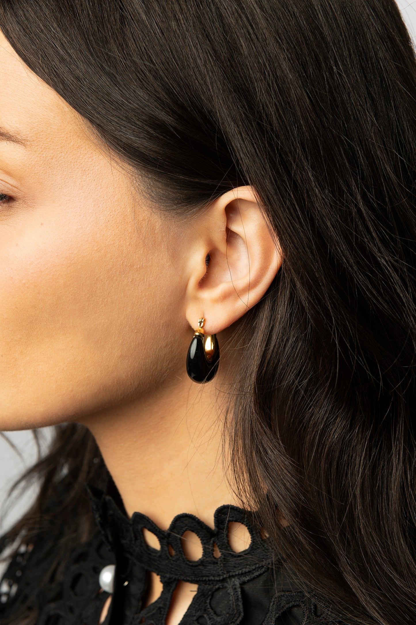 Onyx resin hoop earrings