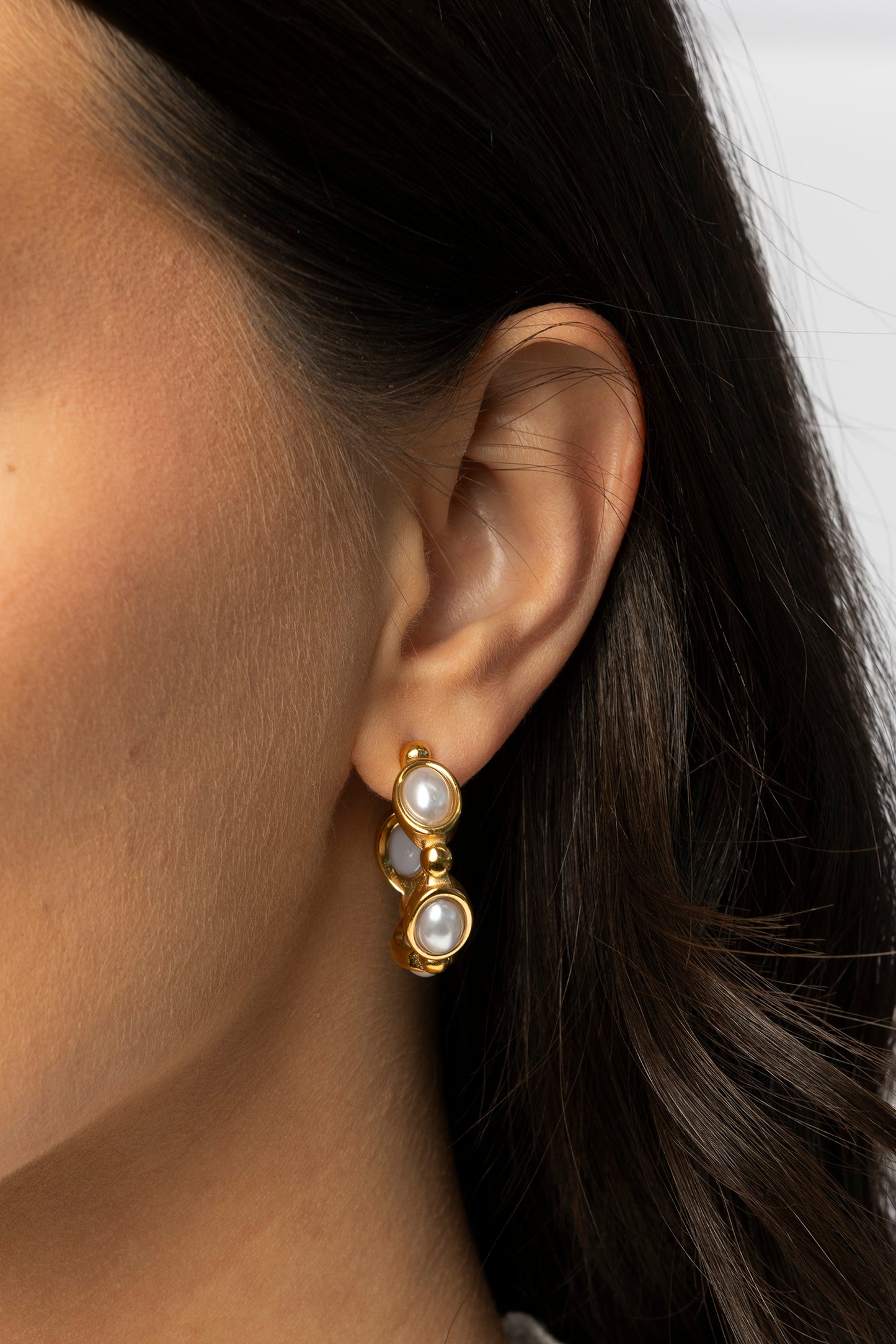 Pearl cabochon hoop earrings